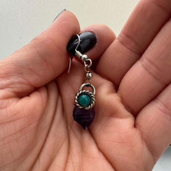 Dangle earrings. - Picture 3 of 3